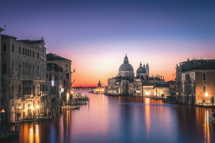 Venice: Grand Canal by Gondola with Live Commentary